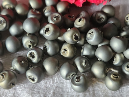 Lot 12 mini boutons anciens en verre satiné gris mat boule 0,7 cm ref 5295