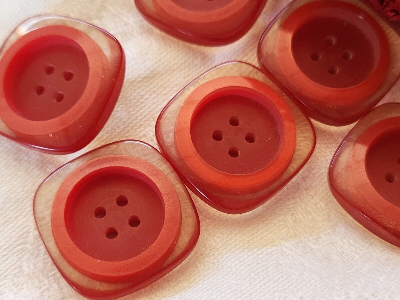 Lot 6 boutons vintage transparent rouge jolis à trous  2,3 cm ref 0019