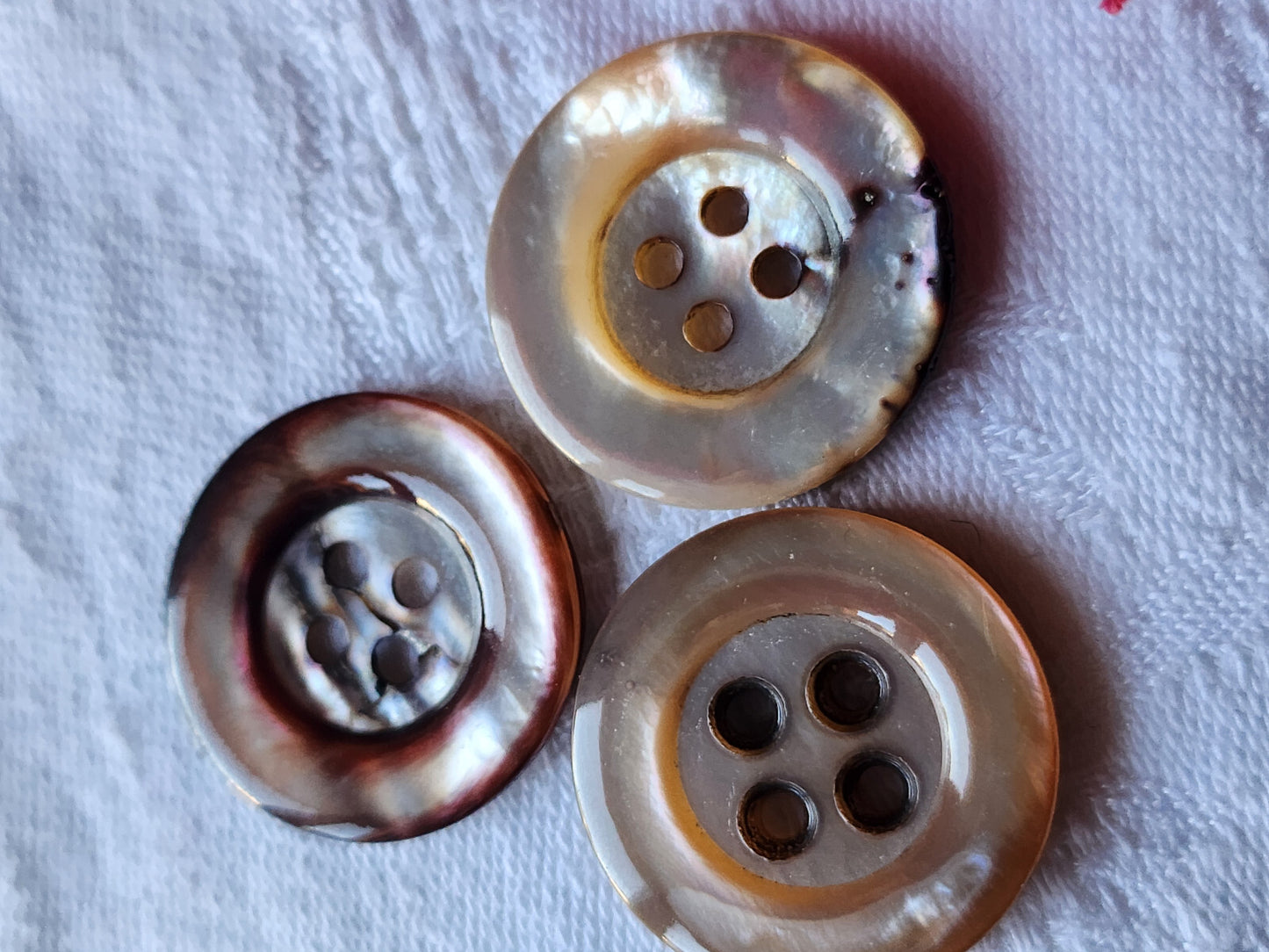 Trio gros boutons anciens en nacre 2,5 cm trous D17B