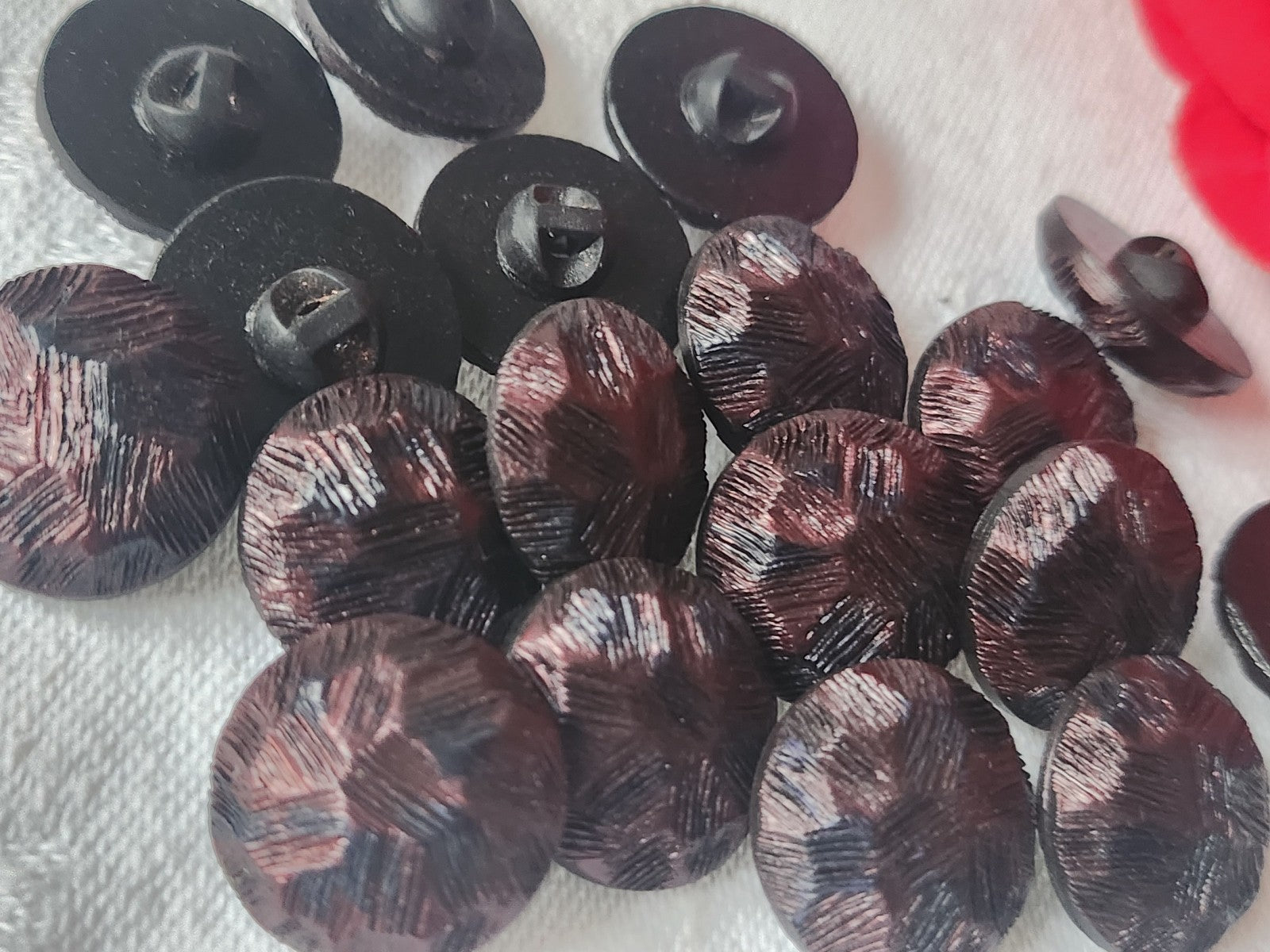 Lot 9 boutons vintage rouge noir pied texturé 1,7 cm ref 1127