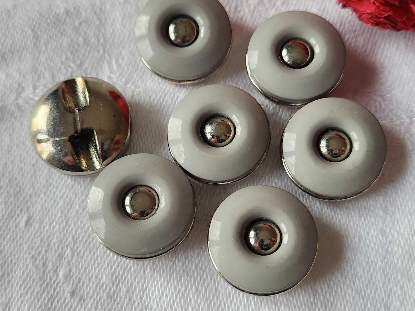 Lot 7 boutons vintage argenté rgris à pied diamètre 1,7 cm ref 3666