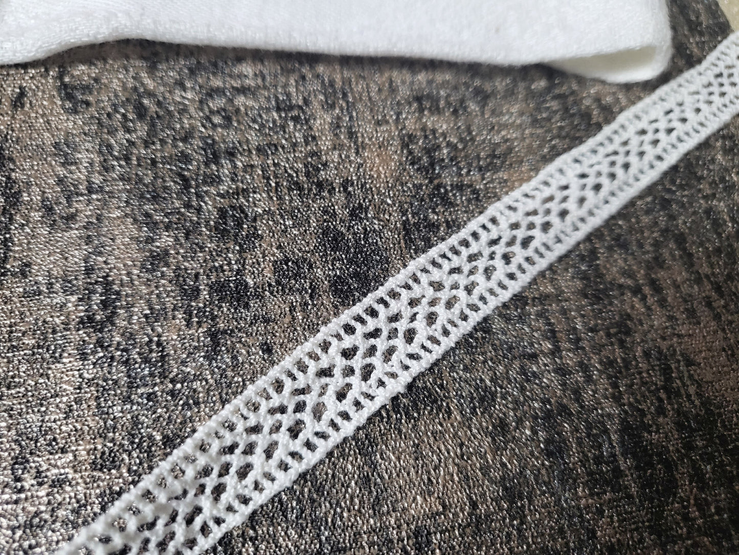 Dentelle ancienne main entres deux 5 mètres 70 sur 1,2 cm T14