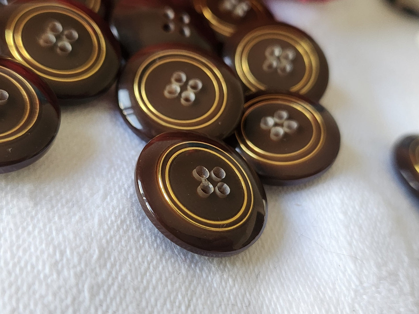 Lot 12 boutons vintage marron inclusion doré trous 1,6 cm jolis ref 5468