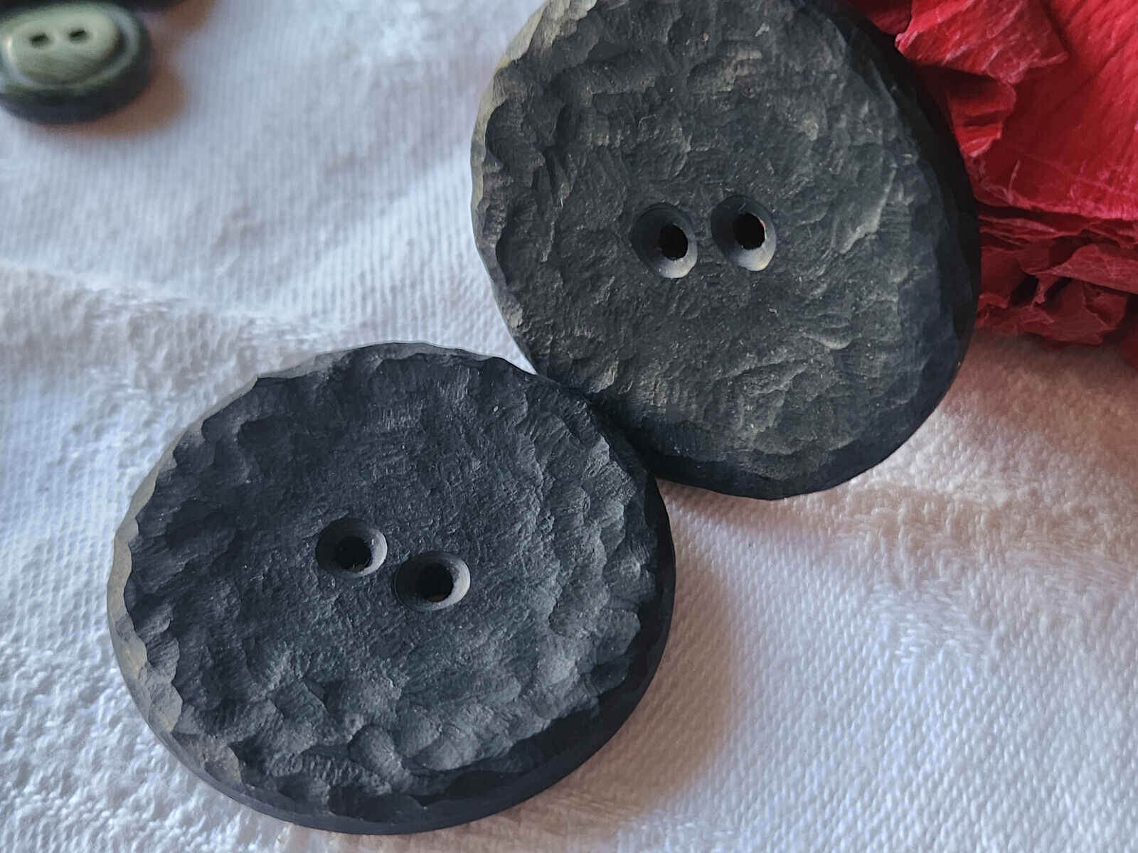 Duo gros boutons vintage noir mat effet martelé XXL 3,9 cm ref 5713