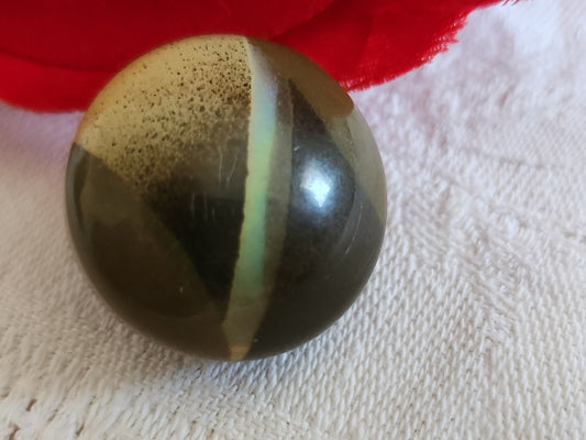 Ancien bouton en celluloid vert coeur mordoré 2,2 cm ou 22 mm G16H