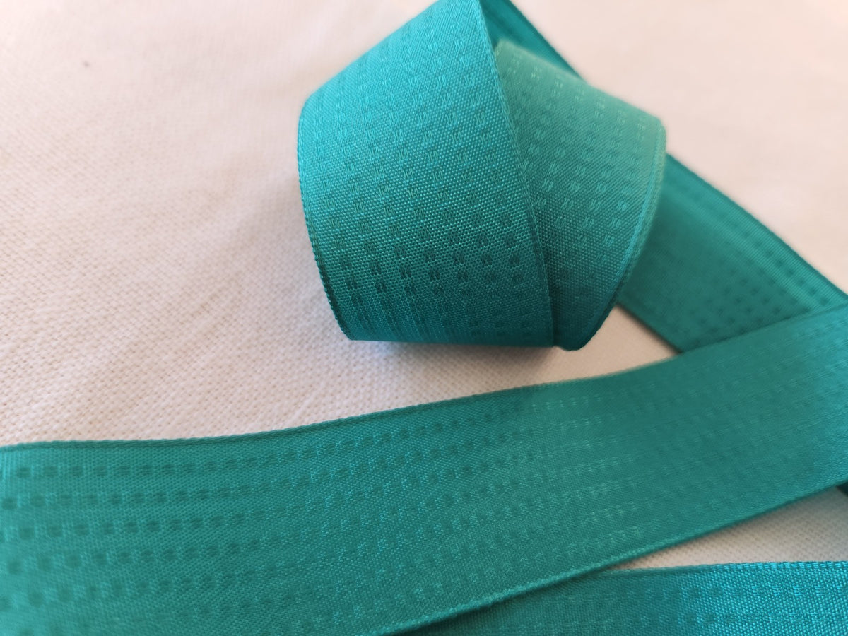 Ruban large petit point vert 2 mètre 95 sur  2,4 cm T3-1