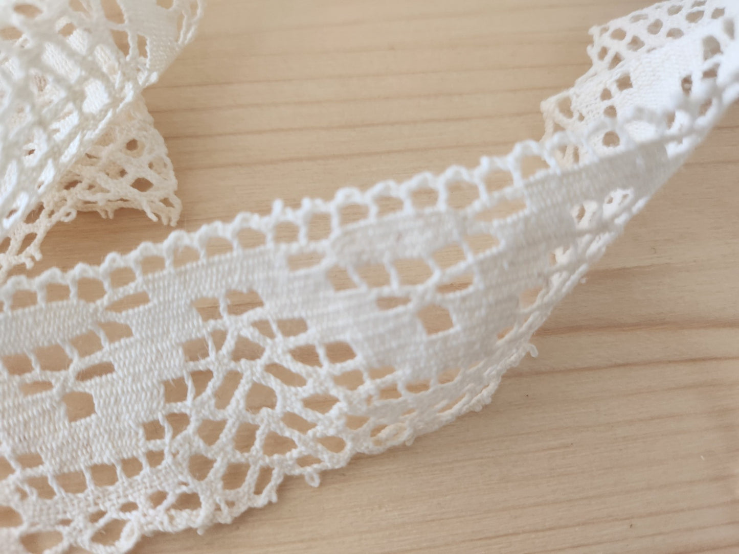 Dentelle ancienne fait  jolie large 1 mètre 50  sur 3,9 cm T1-20