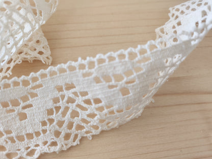 Dentelle ancienne fait  jolie large 1 mètre 50  sur 3,9 cm T1-20