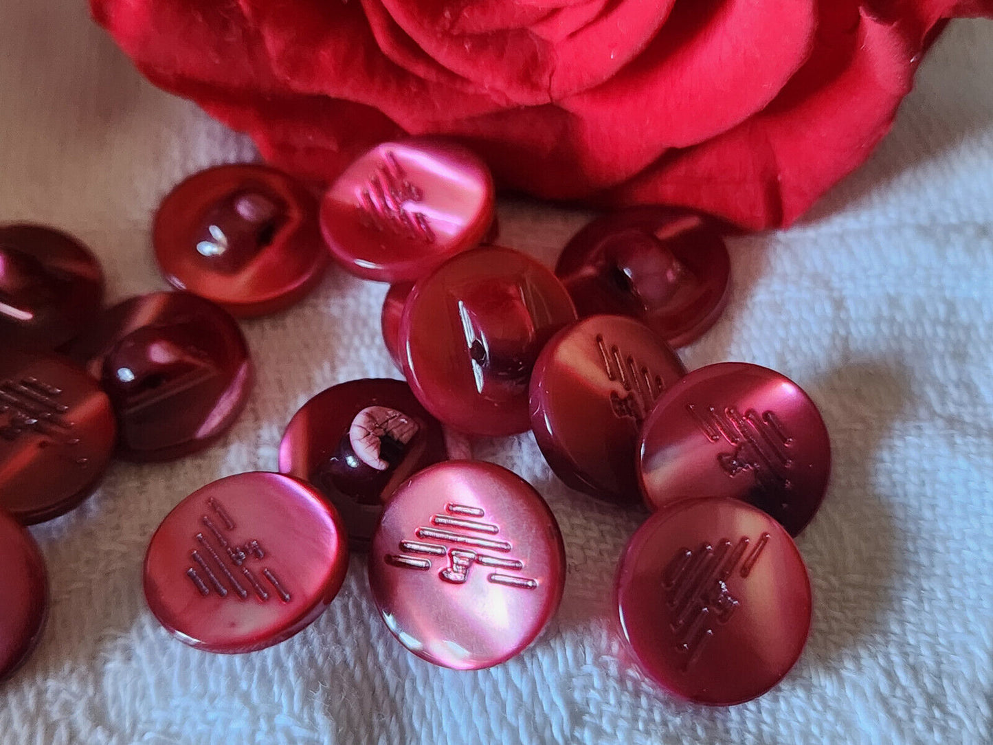 Lot 6 boutons vintage en nacre rouge armani empario  pied 1,1 cm ref 658