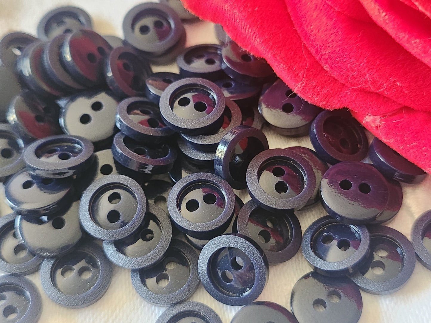 Lot 35 mini boutons vintage bleu foncé  à trous 1 cm ref 6107