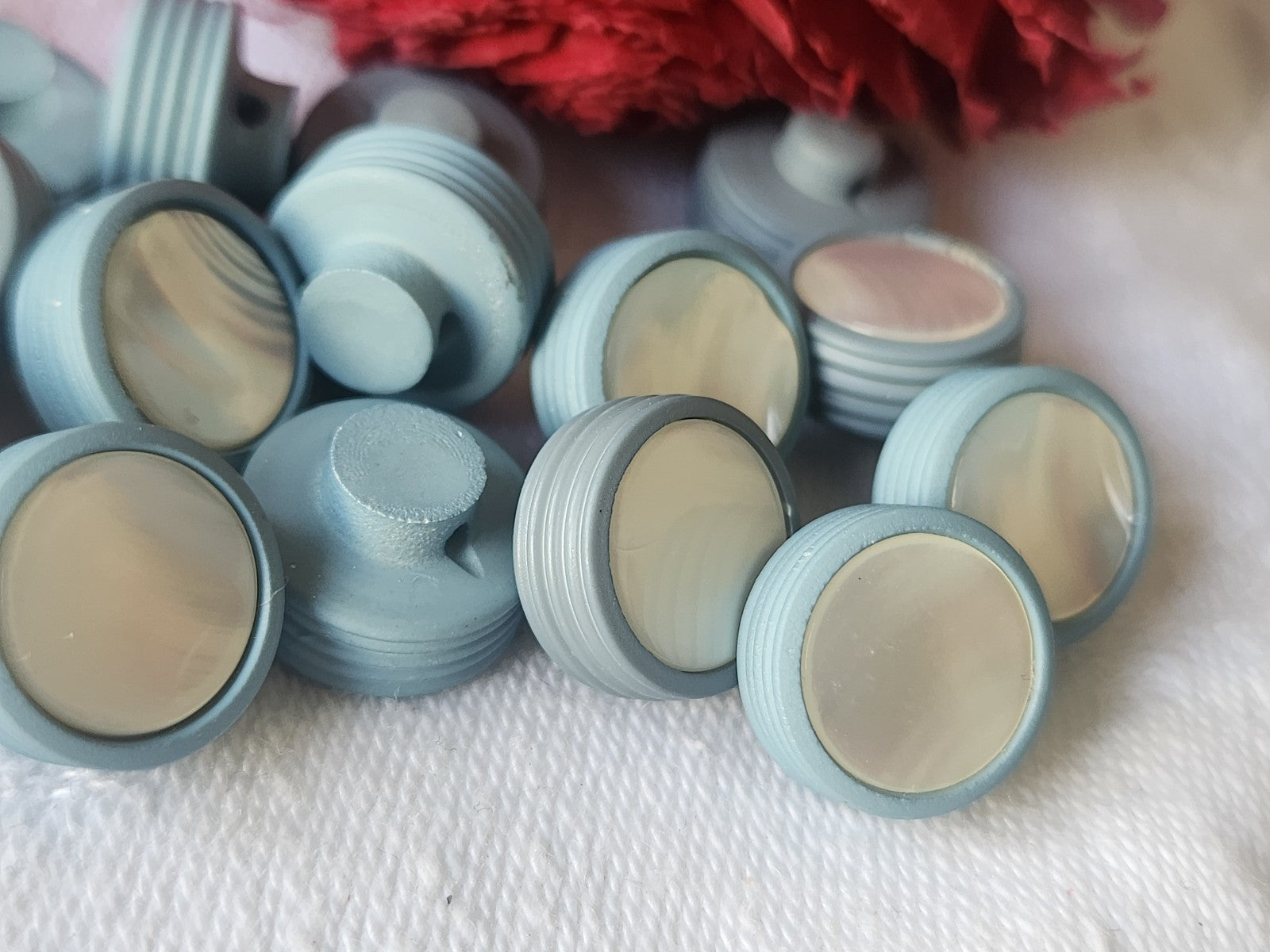 Lot 10 boutons anciens en nacre bleu pied petits 1,2 cm  ref 3745