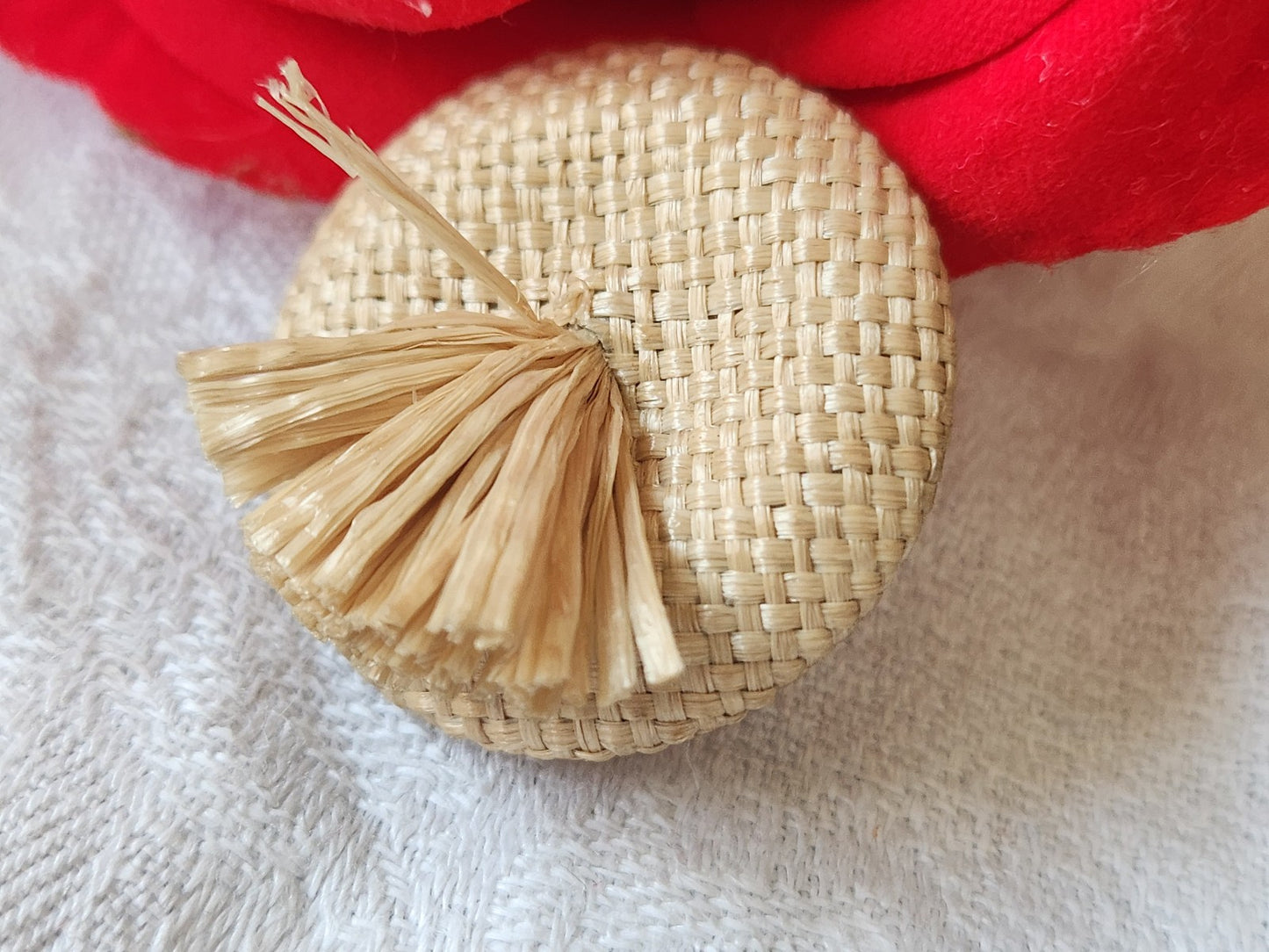 Gros bouton ancien rafia creme dos cuir  pied metal 3,3 cm G17N