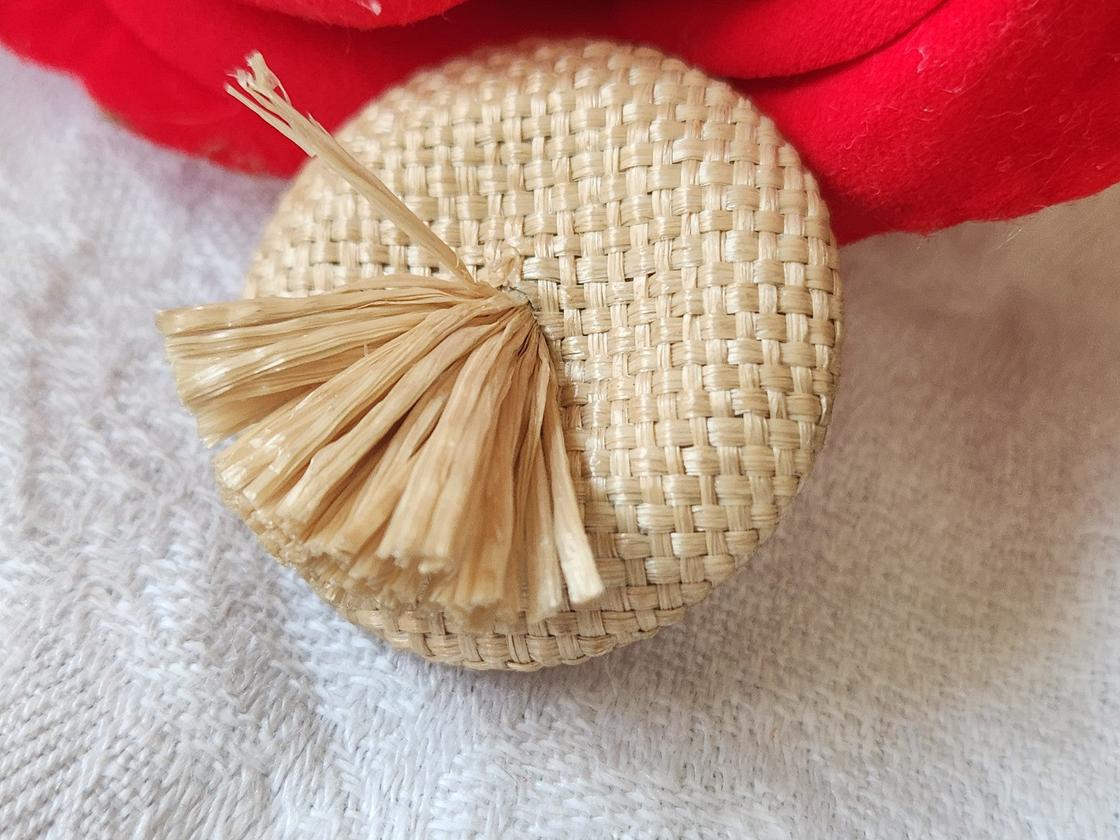 Gros bouton ancien rafia creme dos cuir  pied metal 3,3 cm G17N