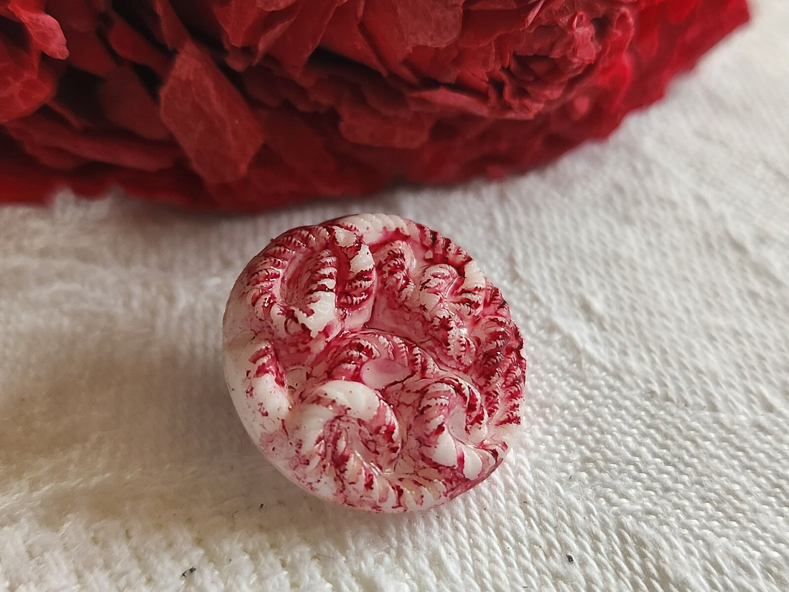 Bouton vintage en verre motif relief blanc rose 1,7 cm G18A