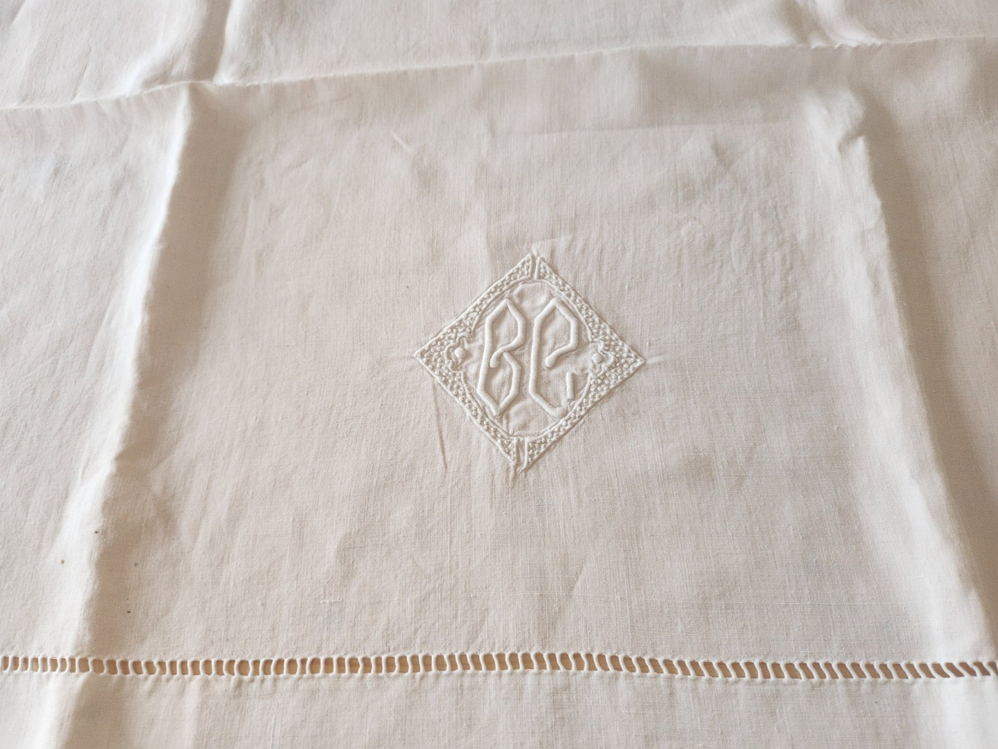 Ancien petit drap  monogramme BC enfant 84 sur 115 cm  B8