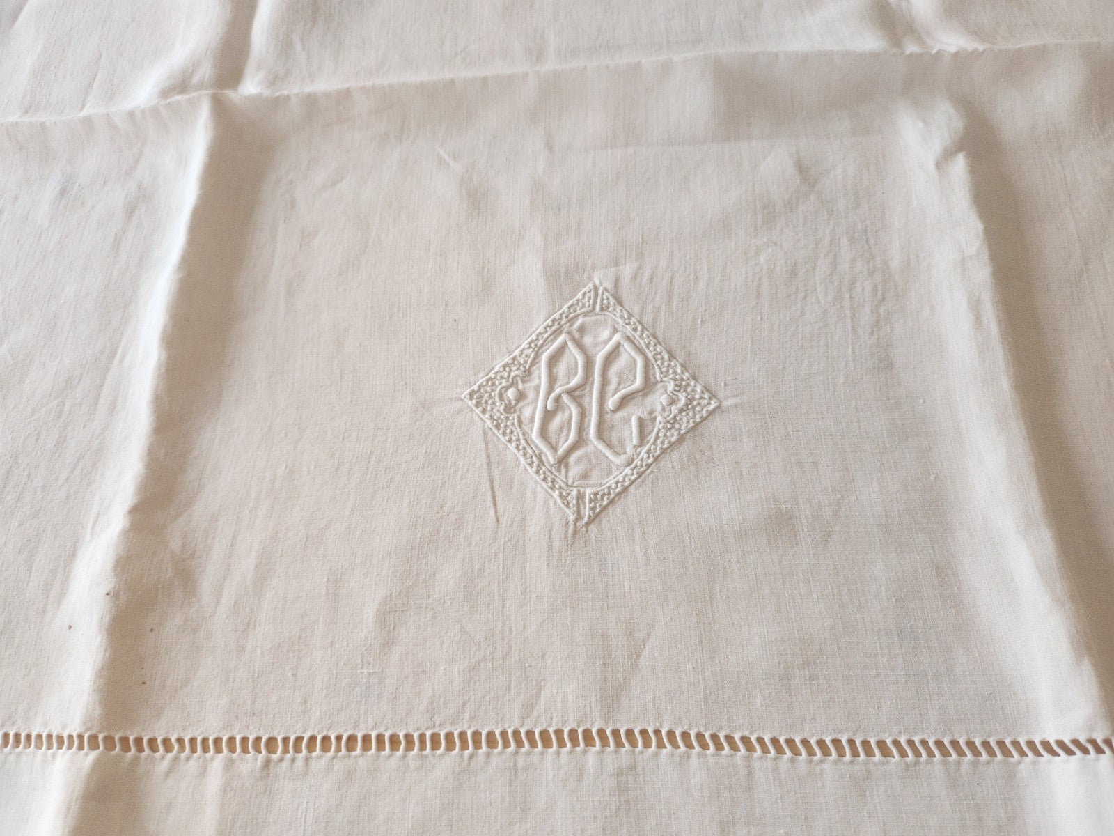 Ancien petit drap  monogramme BC enfant 84 sur 115 cm  B8