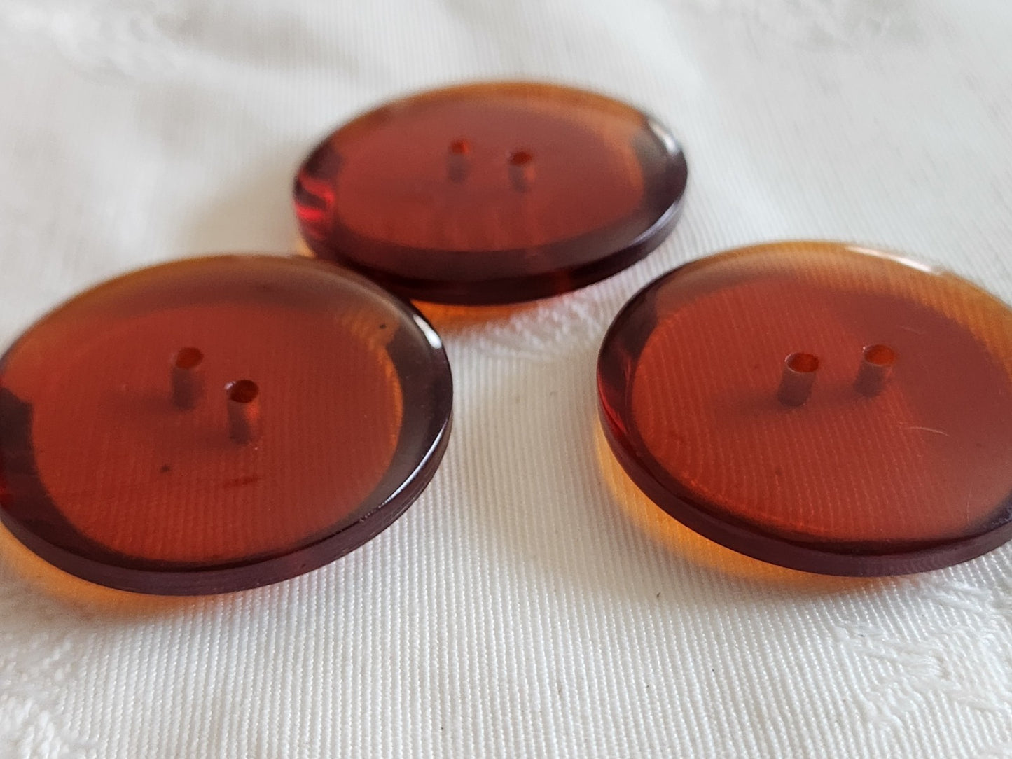 Trio gros boutons anciens ambrés ambrolite trous 3,4 cm ref 6381