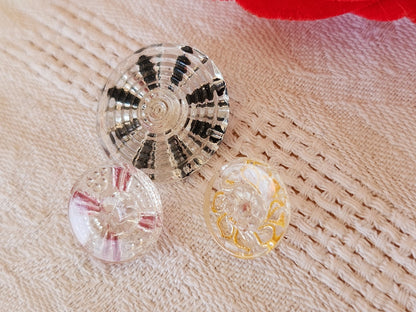 Trio  boutons anciens en verre peint transparent 1,4 cm et 2,2 cm D17M