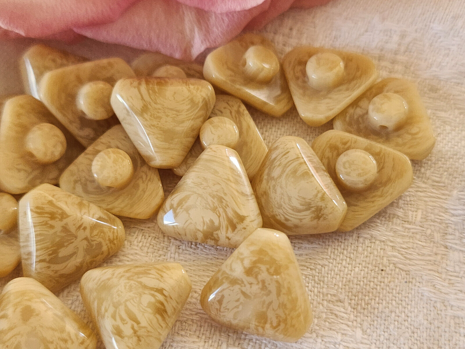 Lot 11 petits boutons vintage beige/marron veiné triangle 1,4 cm pied ref 0038