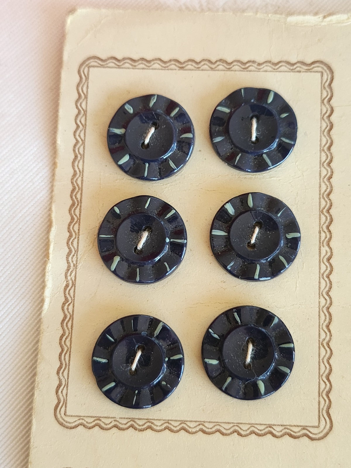 plaque lot 24 boutons anciens en verre bleu peint trous 1,2 cm ou 12 mm