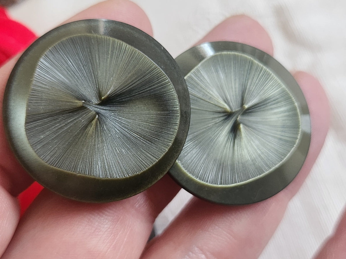 Trio gros boutons vintage vert ton kaki 3,3 et 3,9 cm ref 6216