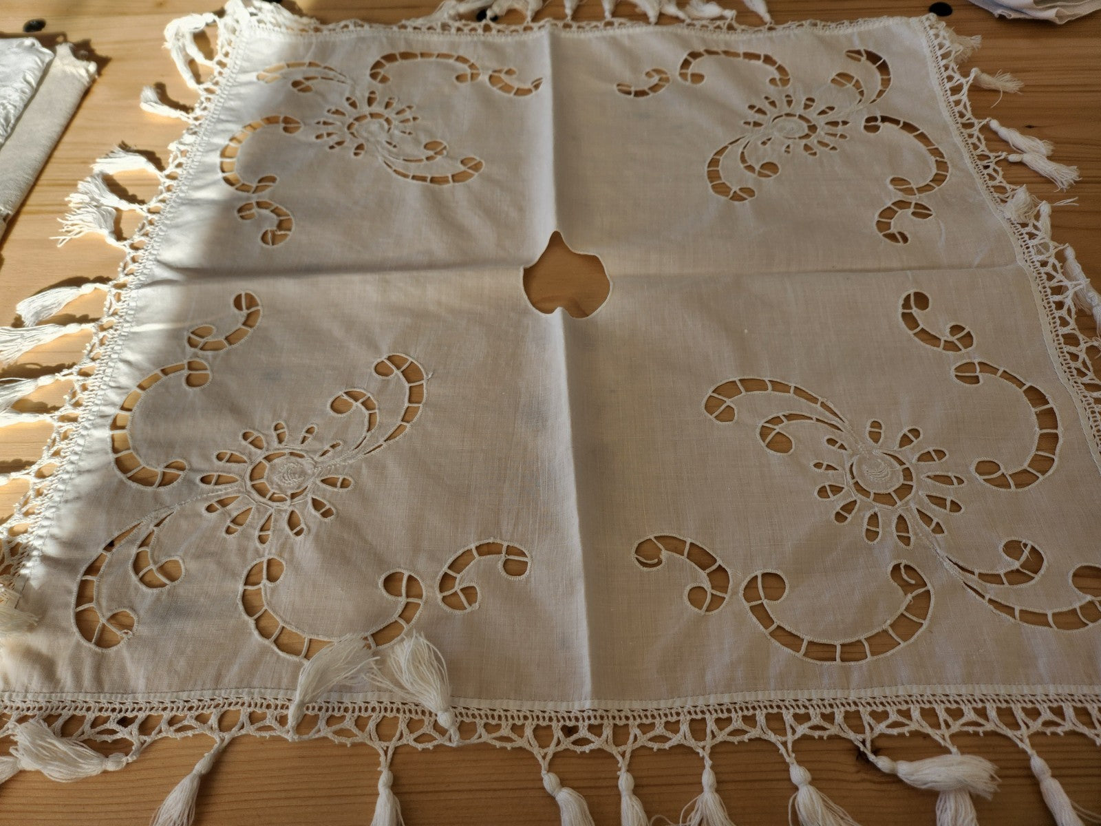 Superbe abat jour ancien ouvrage de dame dentelle broderie frange B5