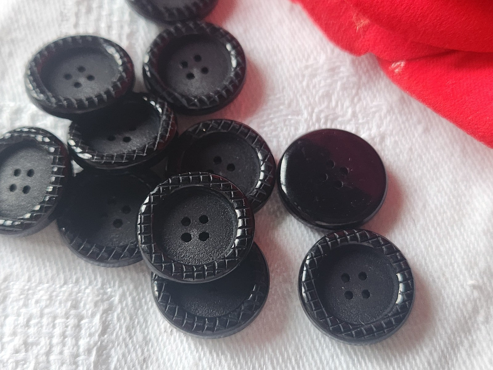 Lot 12 boutons vintage noir bord travaillé 1,5 cm trous ref 3014