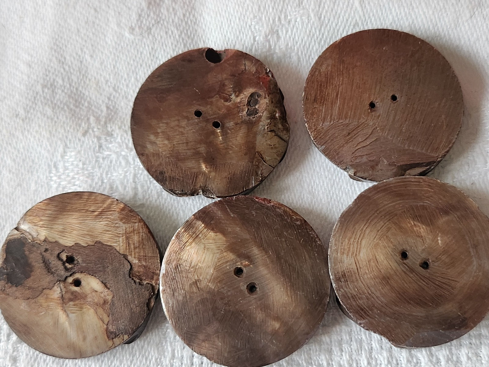 Lot 5 gros boutons anciens en nacre marron sculpté ciselé 2,8 cm ref 1618