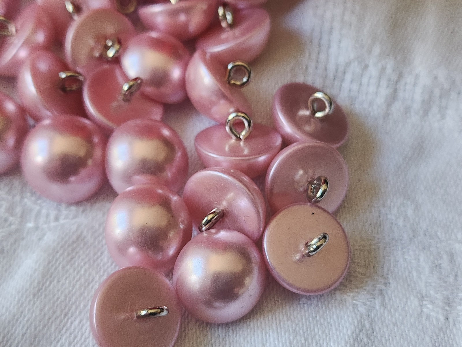 Lot 16  boutons rose satiné  fond d 'atelier 1,3 cm pied métal  ref 2348