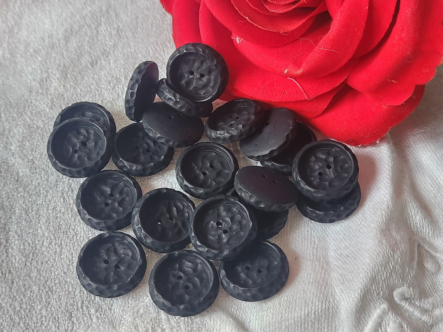 Lot 18  boutons vintage noir mat texturé à trous 1,7 cm ref 3317