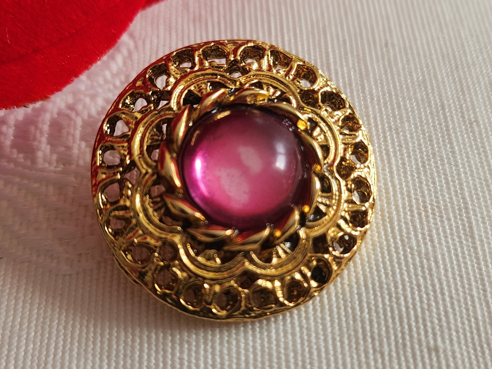 Gros bouton vintage métal doré cœur effet strass rose 2,4 cm  ou 24 mm  ref 6304
