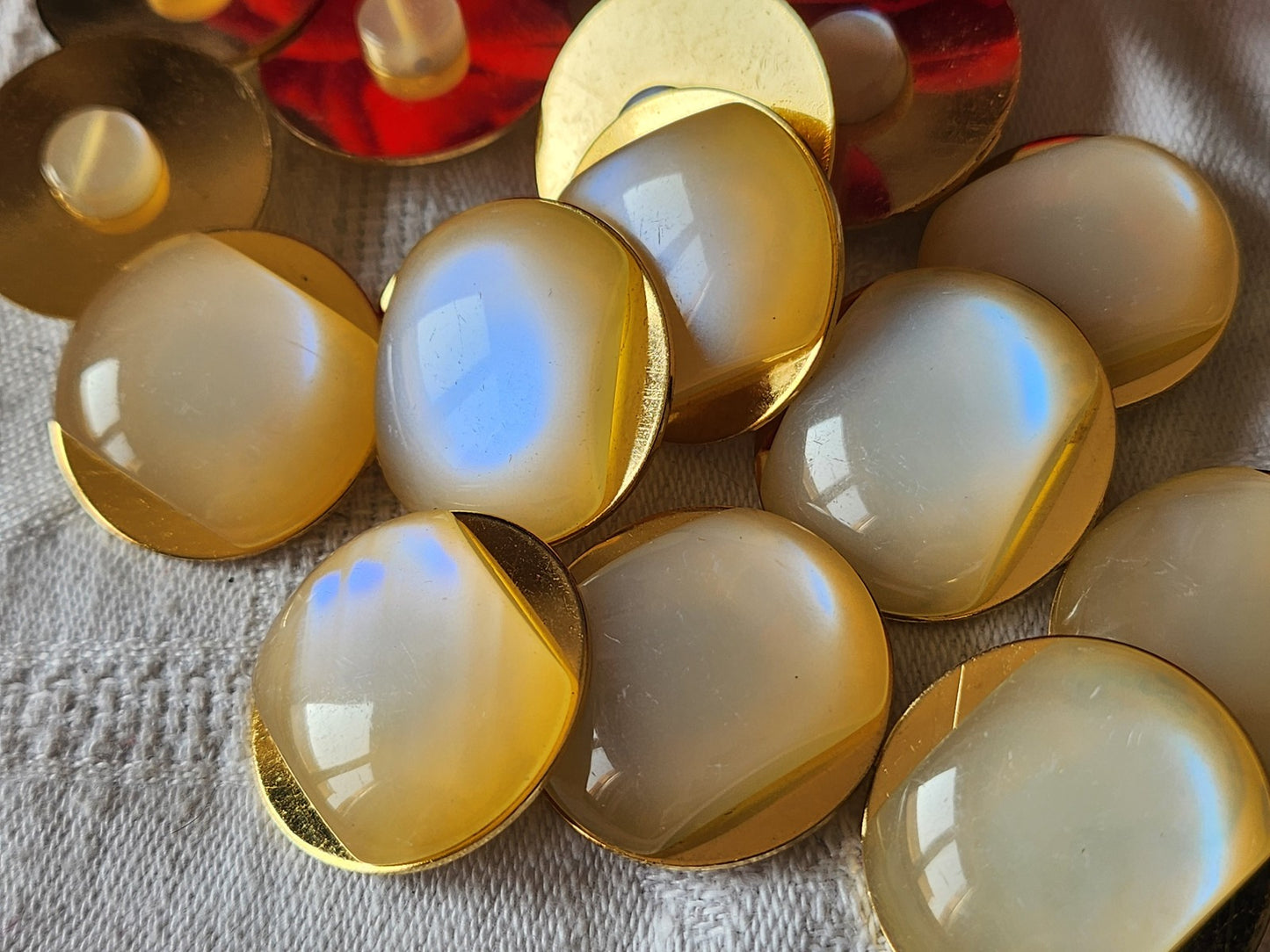 Lot 6 gros boutons vintage blanc reflet mordoré 2,5 cm ref 1220