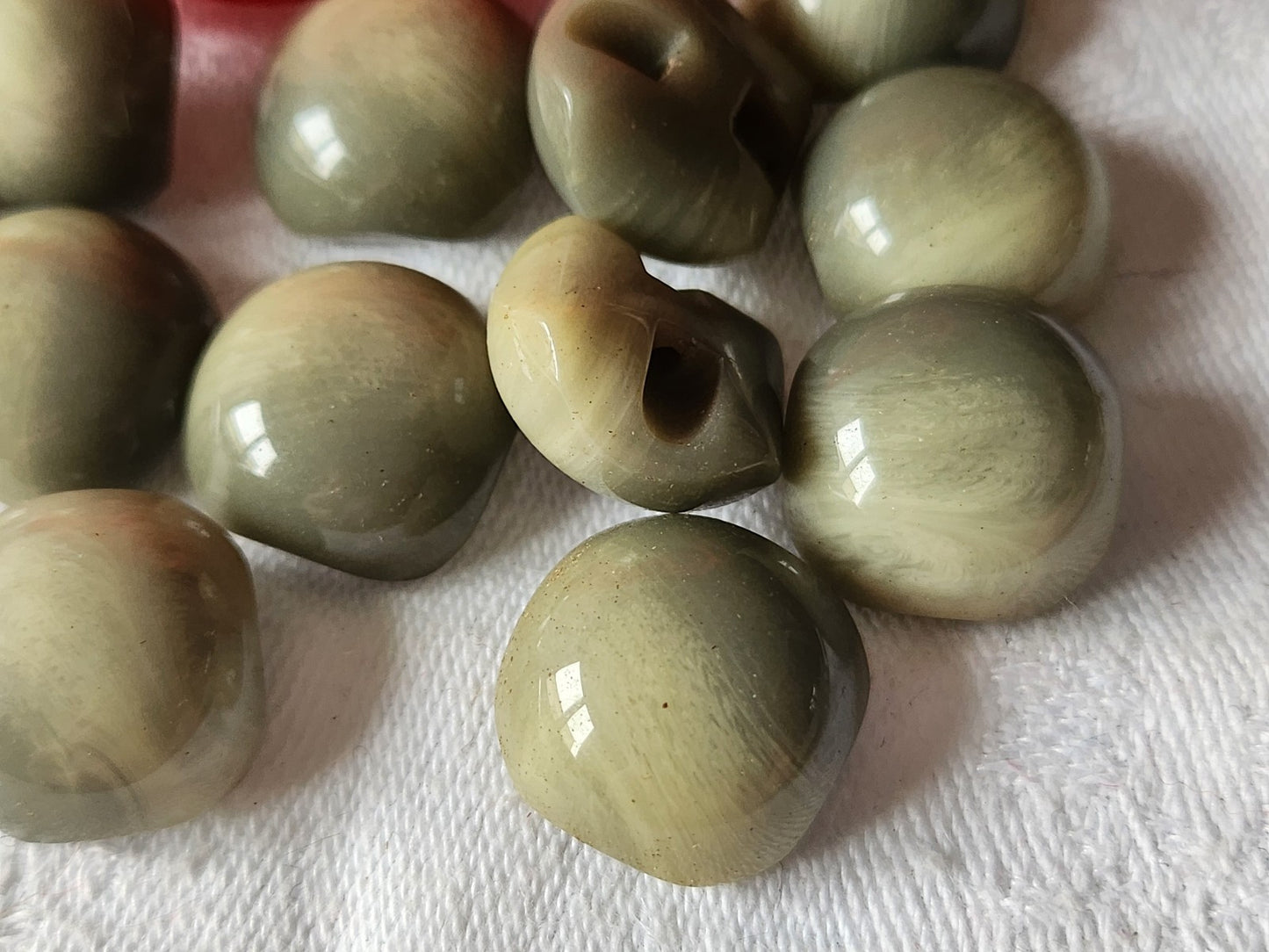 Lot 12 boutons vintage gris chiné bombé pied plat 1,6 cm ref 1676