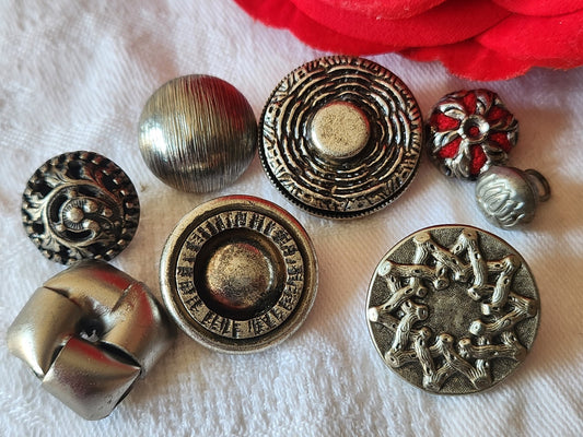 Lot 8 boutons vintage en métal argenté 0,9 à 2,4 cm ref 6033