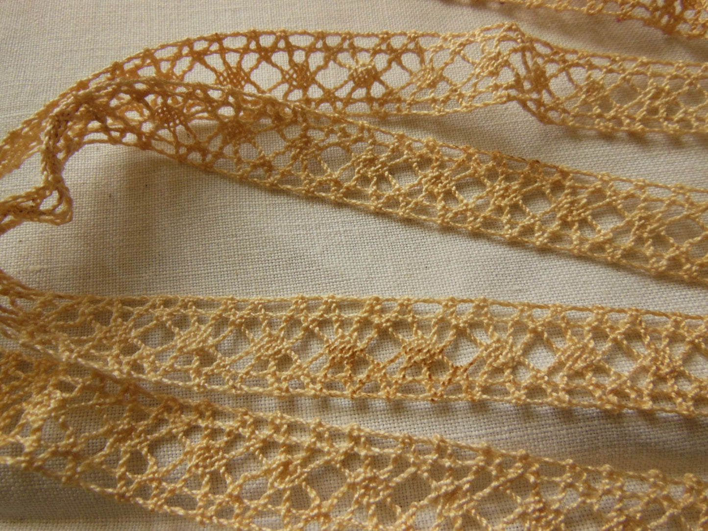Dentelle ancienne bi large entre deux 88 cm sur 1,5 cm T1-35