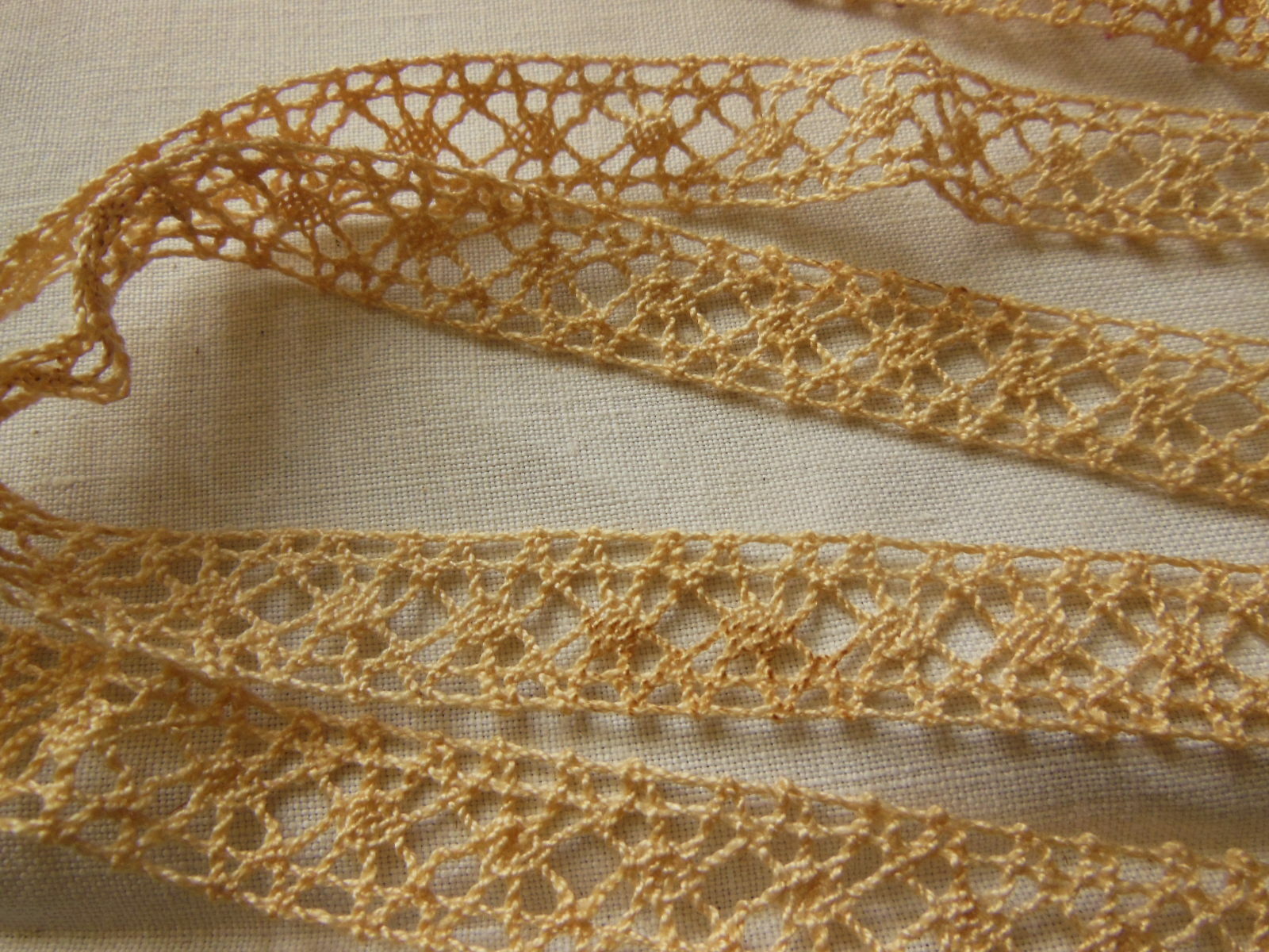 Dentelle ancienne bi large entre deux 88 cm sur 1,5 cm T1-35