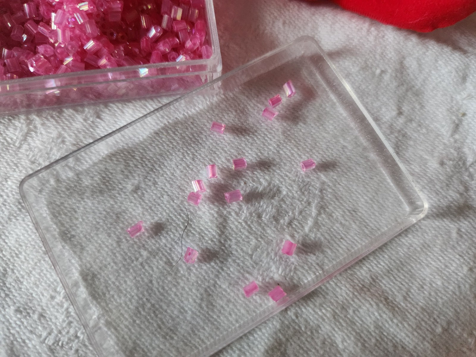 Lot environ 20 grammes de perles tube rose irisé en verre  n°24