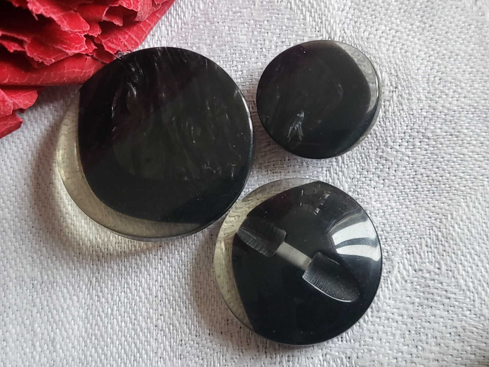 Trio boutons vintage  inclusion noir pied bleu bijoux 1,7 à 2,6 cm ref 1826