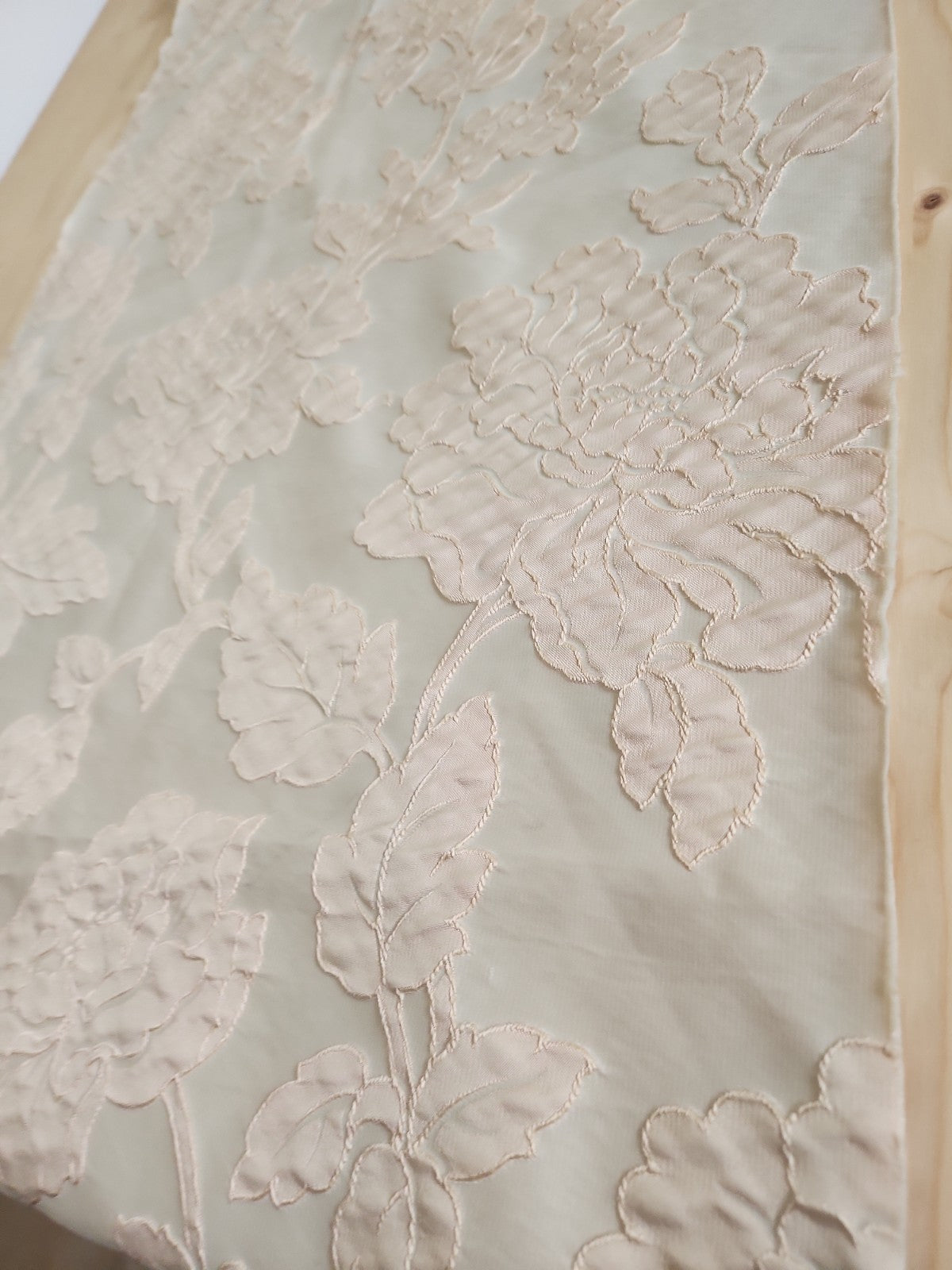 Ancien coupon de tissu damassé beige écru relief 205 cm sur 61 cm B5