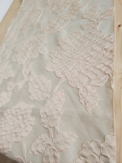 Ancien coupon de tissu damassé beige écru relief 205 cm sur 61 cm B5