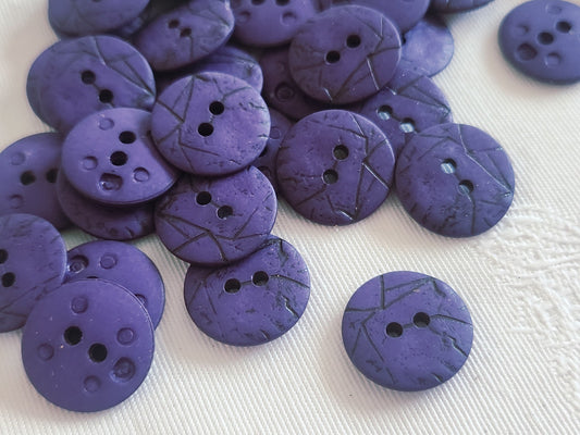 Lot  31  boutons effet craquelé violet  veiné diamètre 2 trous  1,5 cm ref 6200