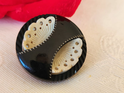 Bouton ancien collection  noir creme sculpté pied metal 2,3 cm D13H