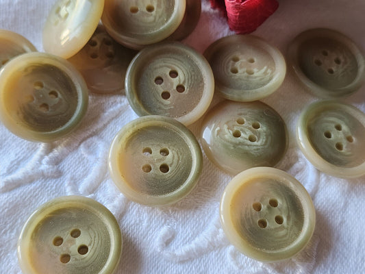 Lot 14 boutons vintage ton vert rosé effet corne 2,2 cm ref 5706