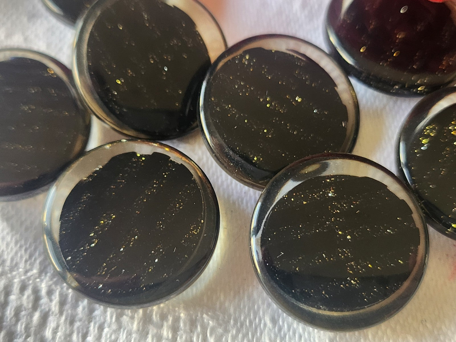 Lot 8  boutons vintage paillette noir doré pied 1,9 cm ref 3763