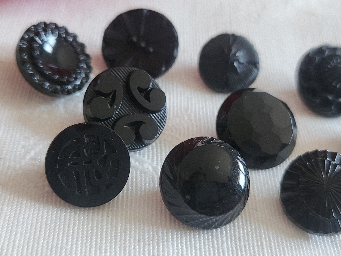 Lot 10 boutons anciens vintage  en verre noir  panaché 1,1 à 1,3 cm ref 6236