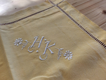 Lot deux anciennes taies d'oreillers monogramme HK jaune paire superbes B6