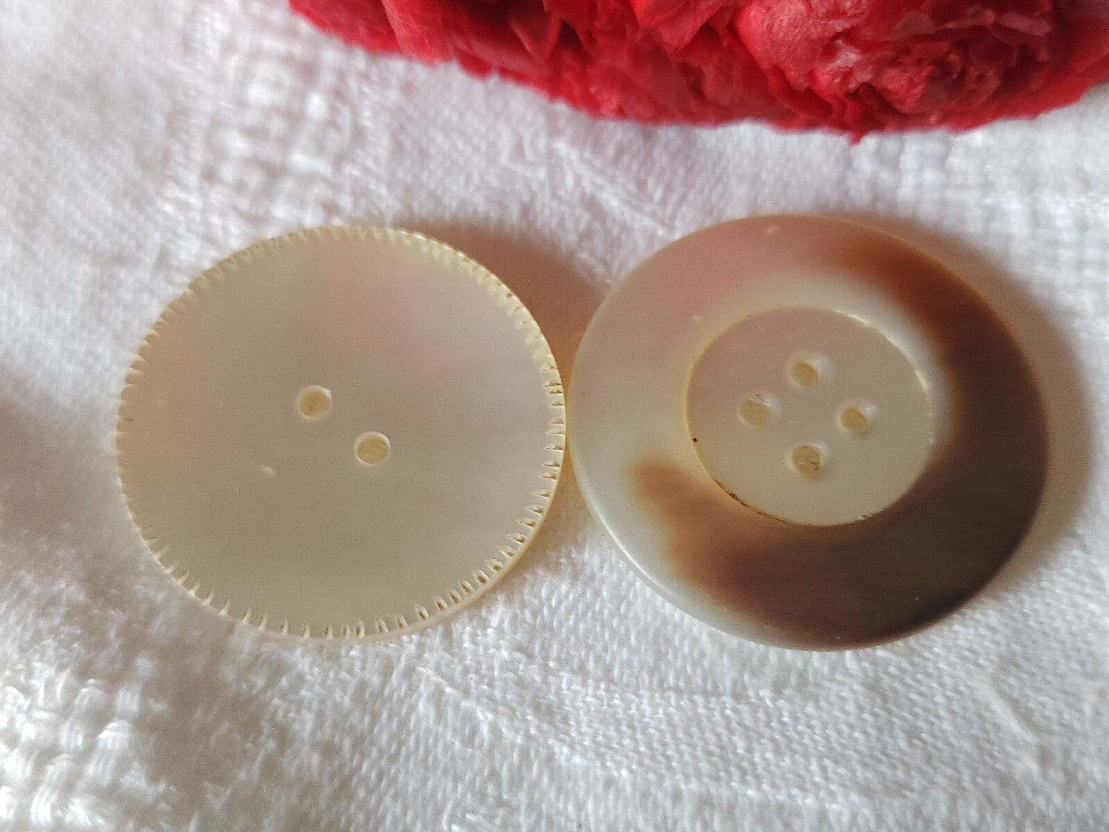 Duo boutons ancien en nacre 2,8 cm et 3,1 cm trous gros G18H