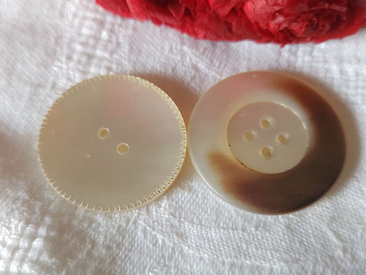 Duo boutons ancien en nacre 2,8 cm et 3,1 cm trous gros G18H