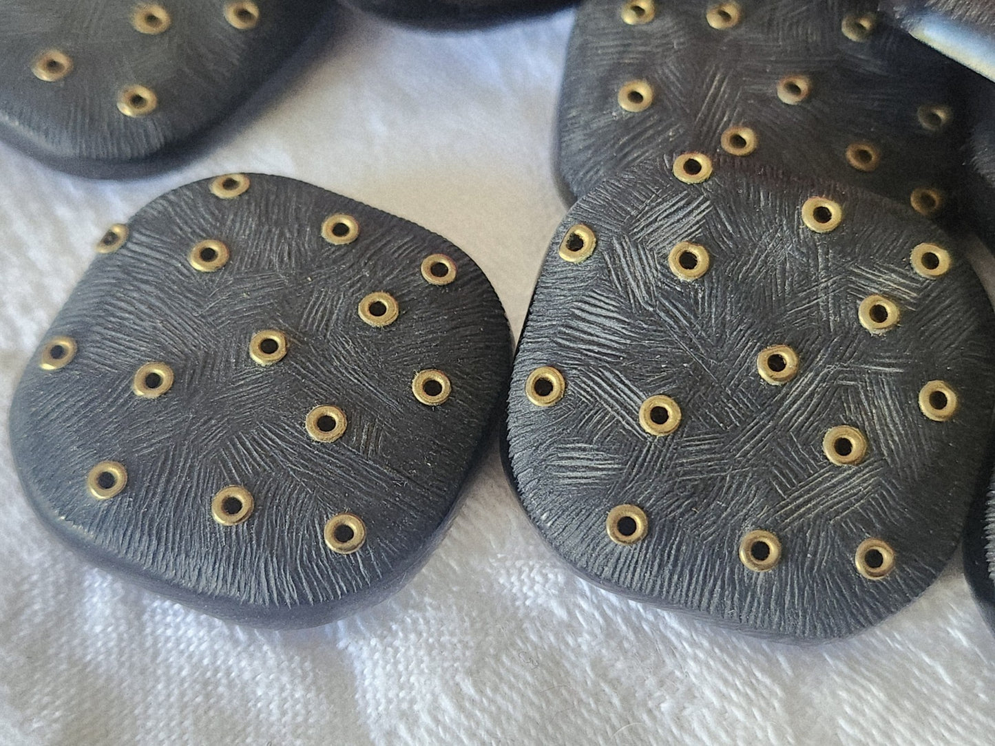 Lot 6 énormes boutons vintage noir mat oeillet pied 3 cm ref 6138 ***