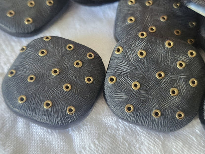 Lot 6 énormes boutons vintage noir mat oeillet pied 3 cm ref 6138 ***